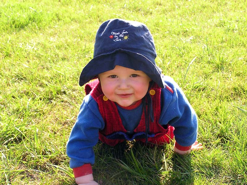 Unser Sohn Konrad erkundet die Wiese im Frühjahr 2005