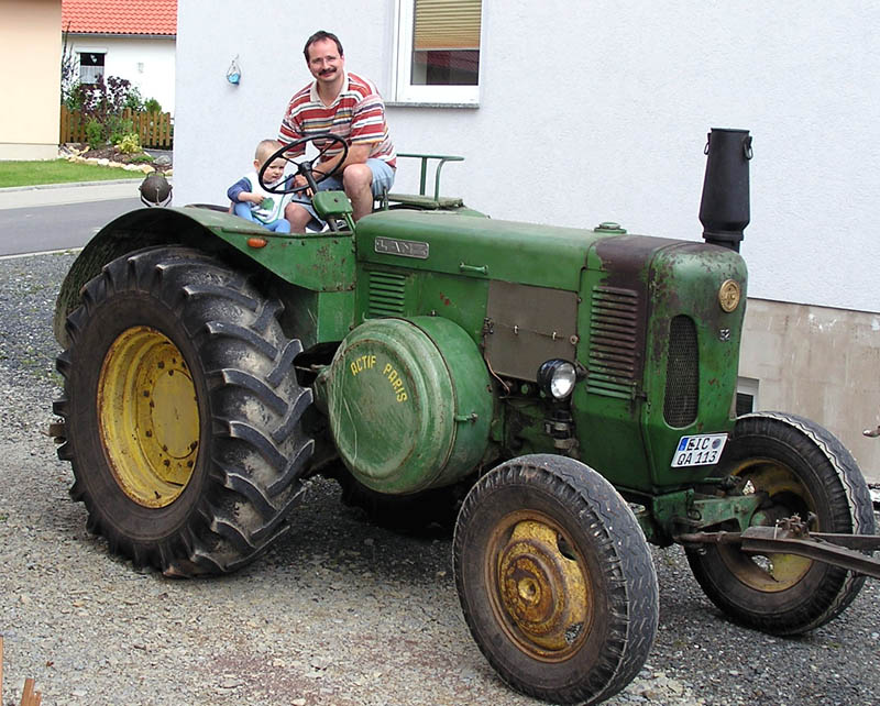Kleine Jungs auf groem Traktor *g