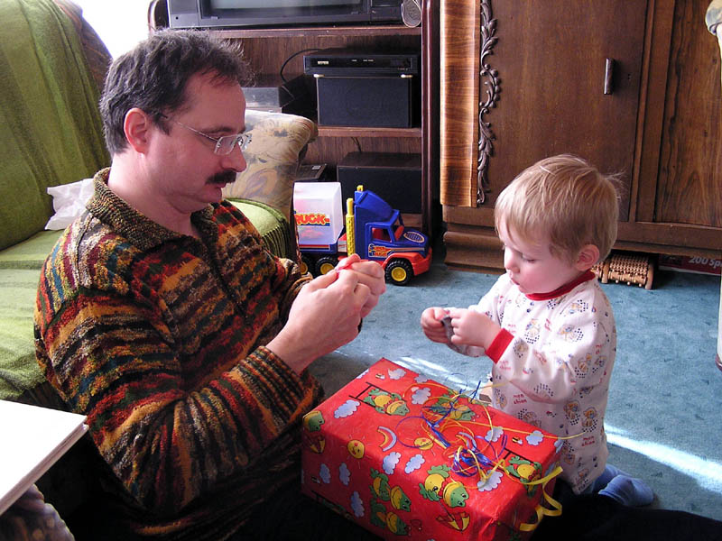 Konrad hat Geburtstag: Geschenke auspacken