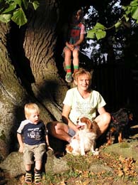 Diana, Anna-Lena (6) und  Konrad, Lancaster und Hauptmann am Baum