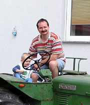Kleine Jungs auf großem Traktor *g Kleine Jungs auf großem Traktor *g