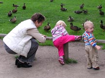 Charlotte, Konrad, Julie vor Enten