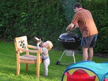 Thomas am Grill mit Konrad an der Flasche :-)