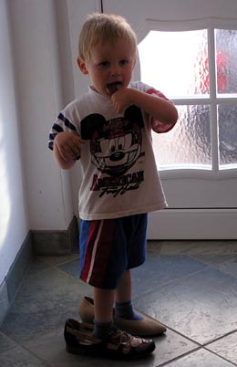 Mama will ausgehen. Konrad sagt . will auch mit