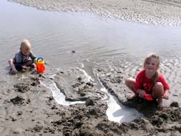 Kleine Kinder spielen gern- ...