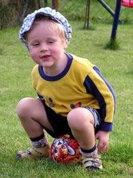 Konrad mit Ball im Garten