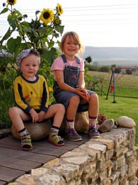 Anna-Lena und Konrad auf Stein mit Sonnenblume