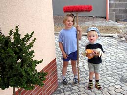Reinigungsgruppe mit Besen und Schlafhasen